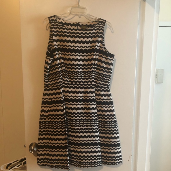 Taylor Dress - Black & White - Picture 2 of 3